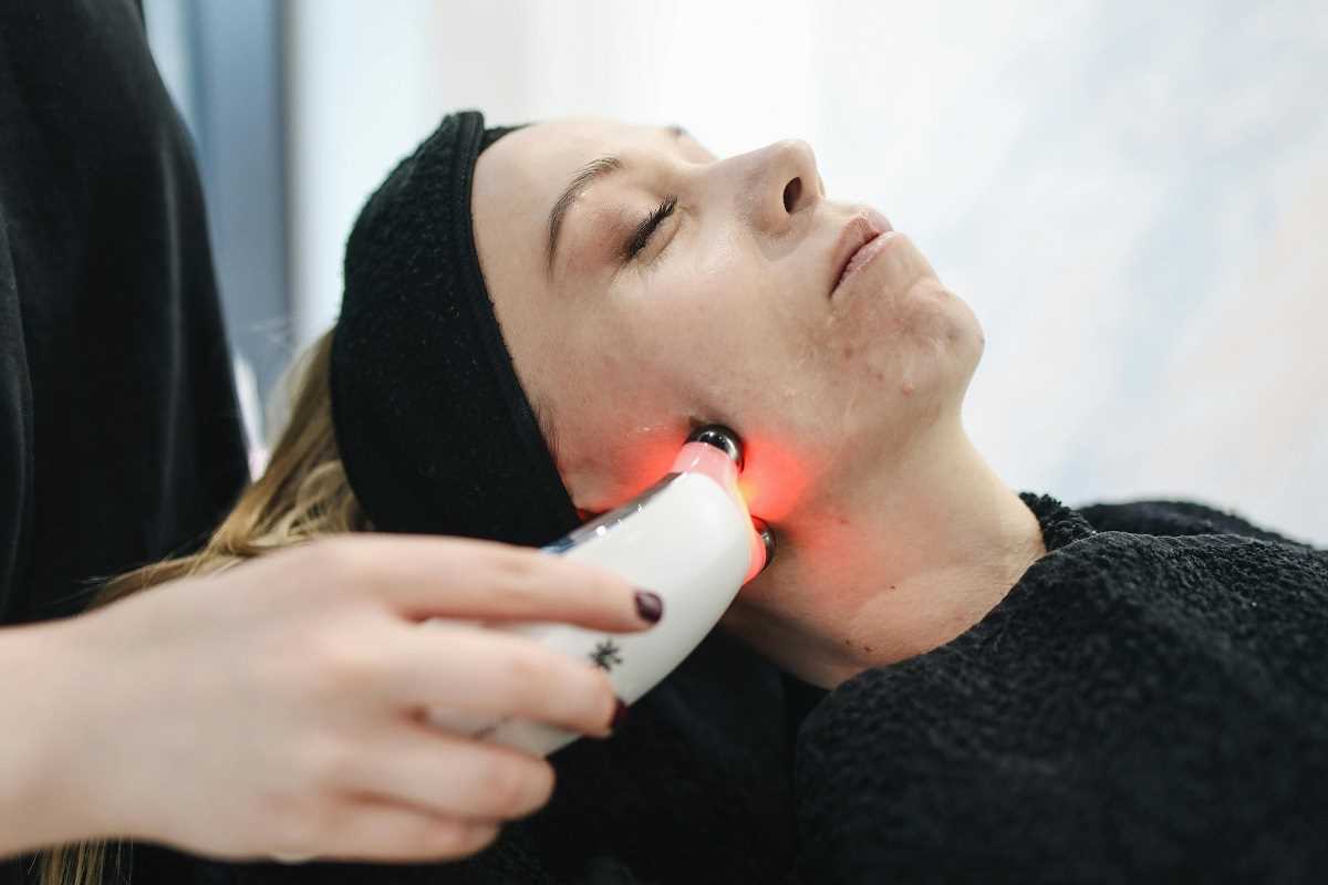 Clearer Skin with Non-Invasive Red Light Therapy for Acne